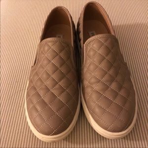 Steve Madden Ecentrcq slide on in Grey. Size 9.